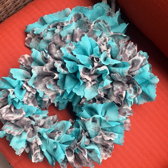 Ruffled scarf - Picture 6 of 6